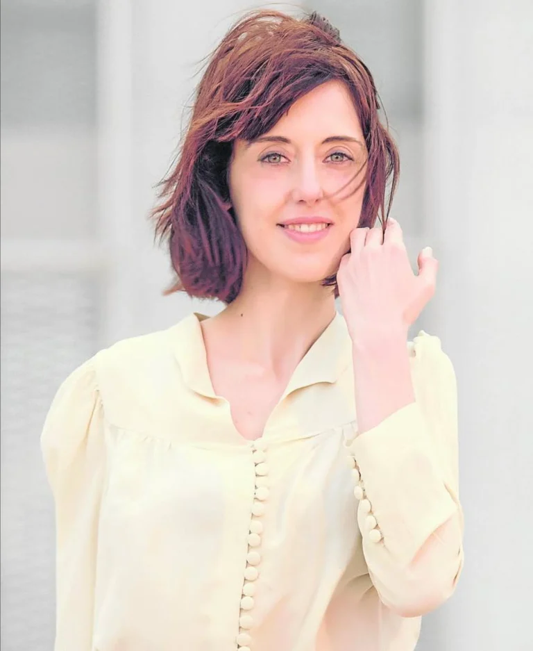 Irene Vallejo Moreu doctora en Filología Clásica por las universidades de Zaragoza y Florencia, su labor se centra en la investigación y divulgación de los autores clásicos; así, por ejemplo, colabora con los periódicos Heraldo de Aragón y El País, donde mezcla temas de actualidad con enseñanzas del mundo antiguo.