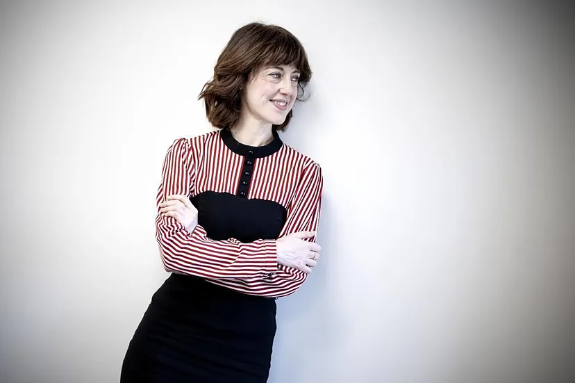 Irene Vallejo Moreu doctora en Filología Clásica por las universidades de Zaragoza y Florencia, su labor se centra en la investigación y divulgación de los autores clásicos; así, por ejemplo, colabora con los periódicos Heraldo de Aragón y El País, donde mezcla temas de actualidad con enseñanzas del mundo antiguo.