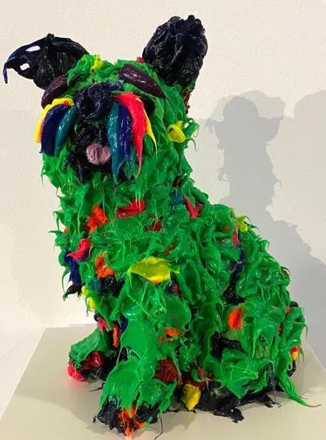 Escultura de perro abstracto por Ismael Lagares, con textura pictórica y explosión cromática.