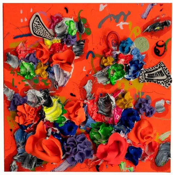 Obra mixta de Ismael Lagares sobre fondo naranja, con formas florales, texturas escultóricas y símbolos gráficos.