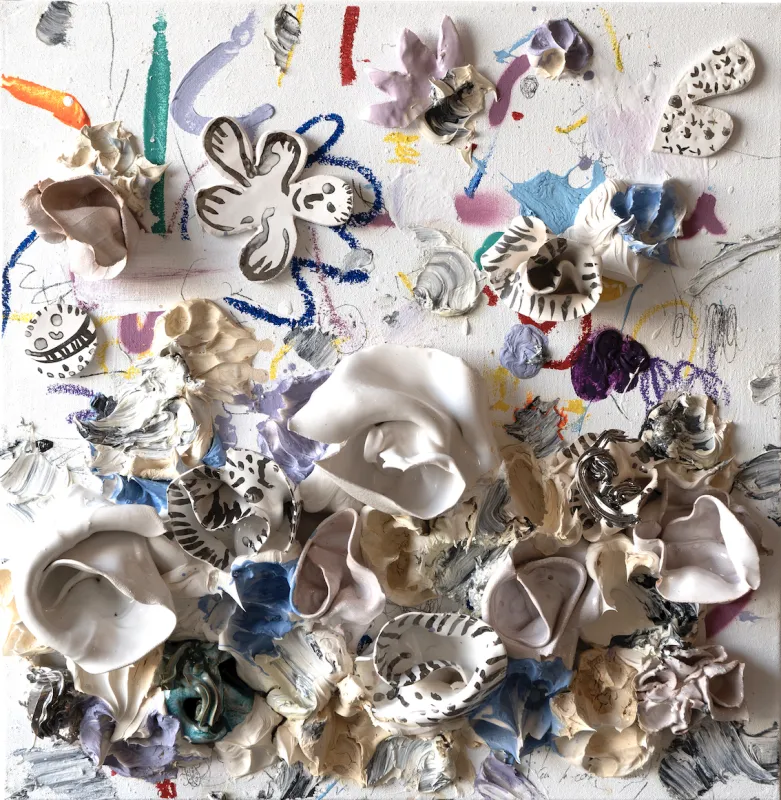 Las creaciones de Ismael Lagares muestran densos empastes de óleo, en pinceladas ligeras, pero contundentes y en las que la cerámica adquiere una enorme fuerza visual.