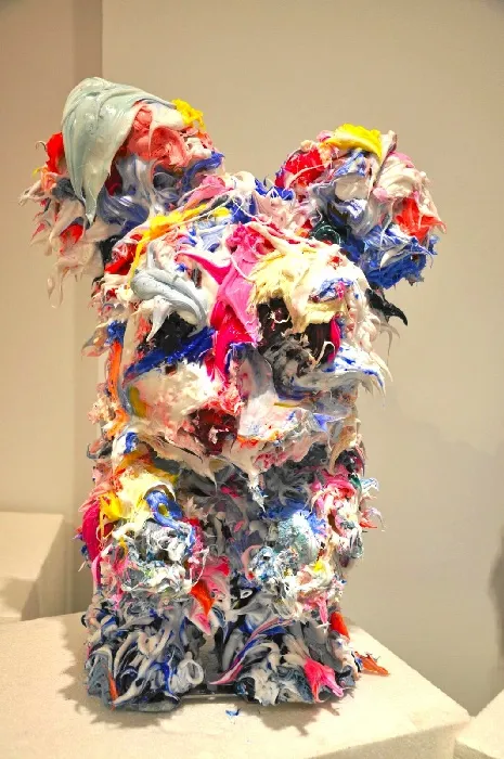 Escultura pictórica de Ismael Lagares con forma orgánica, colores explosivos y textura tridimensional.