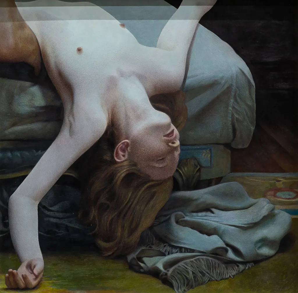 Rostro maquillado con sombra roja y pintalabios rojo en proceso de aplicación bajo luz dramática