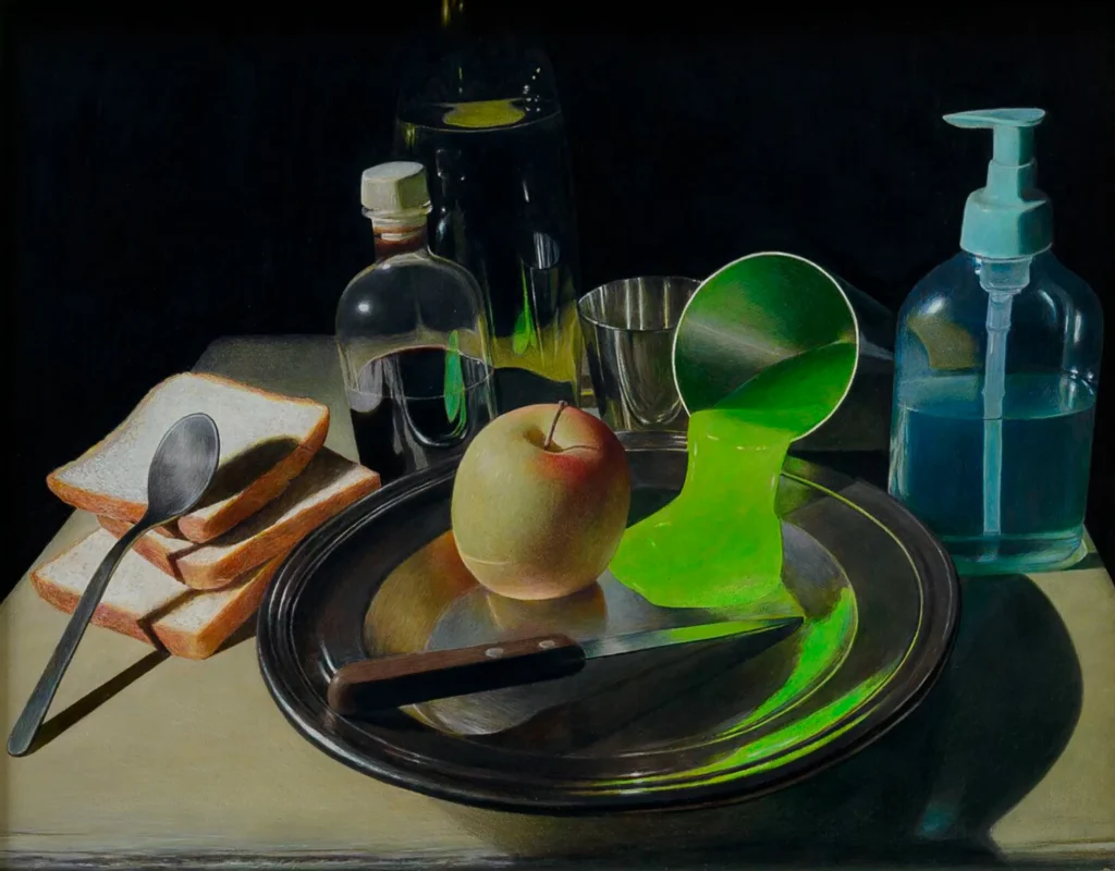 Naturaleza muerta con cuchillo, manzana, pan y líquido verde fluorescente derramado sobre plato metálico