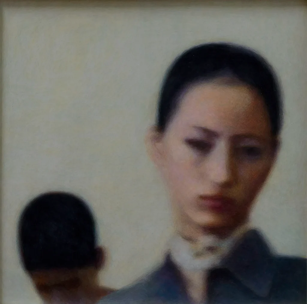 Dos figuras humanas difusas en primer plano sobre fondo claro, una con camisa blanca y rostro pálido