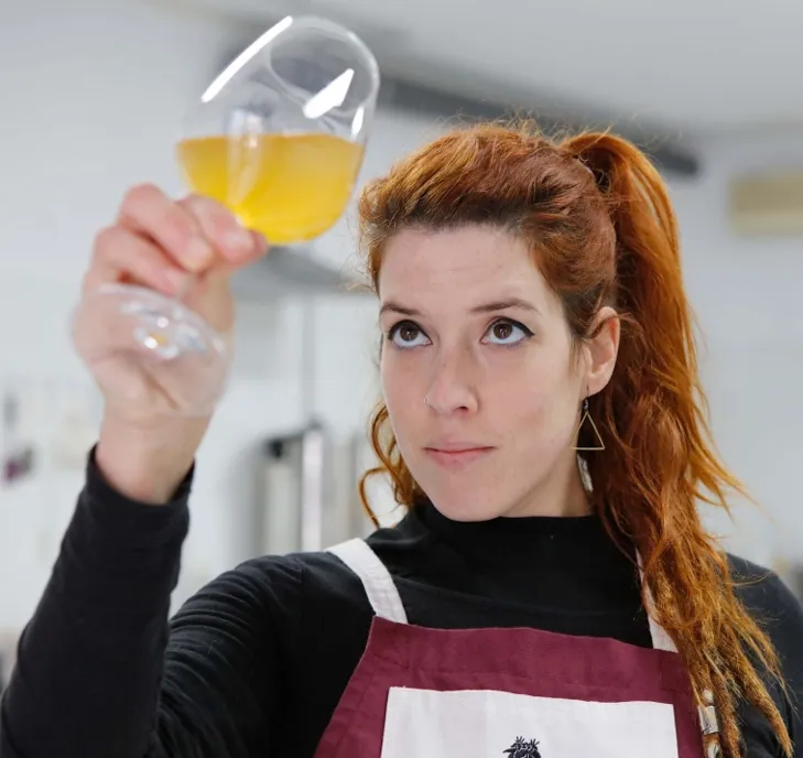 Marina Artigues analiza una copa de hidromiel en Mandragora Hidromel