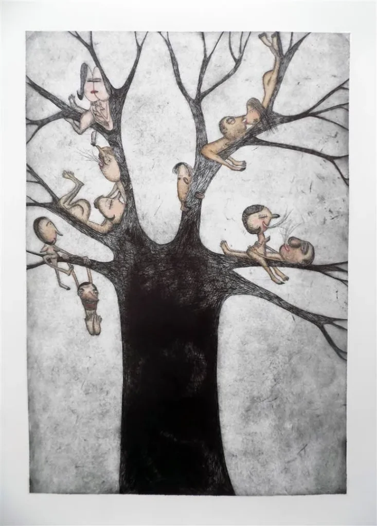 Árbol con ramas desnudas habitado por figuras humanas caricaturescas en diversas posturas