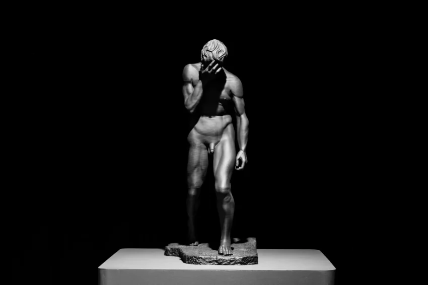 La muestra Stigmata de Carlos Motta pone de manifiesto la preocupación del artista por documentar las condiciones sociales y los conflictos políticos que afectan a las minorías sexuales, étnicas y de género, con la intención de cuestionar los discursos normativos a través de instalaciones, dibujos, videos, fotografías, esculturas, performances y proyectos colaborativos que abarcan casi tres décadas de su trayectoria artística. Asimismo, presenta su trabajo más reciente, una colaboración con el historiador Pablo Bedoya, en la que explora la historia del VIH/SIDA en Colombia.