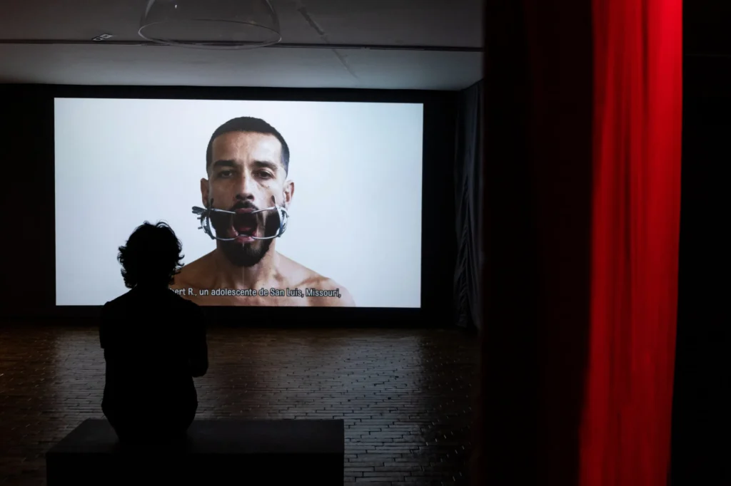 La muestra Stigmata de Carlos Motta pone de manifiesto la preocupación del artista por documentar las condiciones sociales y los conflictos políticos que afectan a las minorías sexuales, étnicas y de género, con la intención de cuestionar los discursos normativos a través de instalaciones, dibujos, videos, fotografías, esculturas, performances y proyectos colaborativos que abarcan casi tres décadas de su trayectoria artística. Asimismo, presenta su trabajo más reciente, una colaboración con el historiador Pablo Bedoya, en la que explora la historia del VIH/SIDA en Colombia.