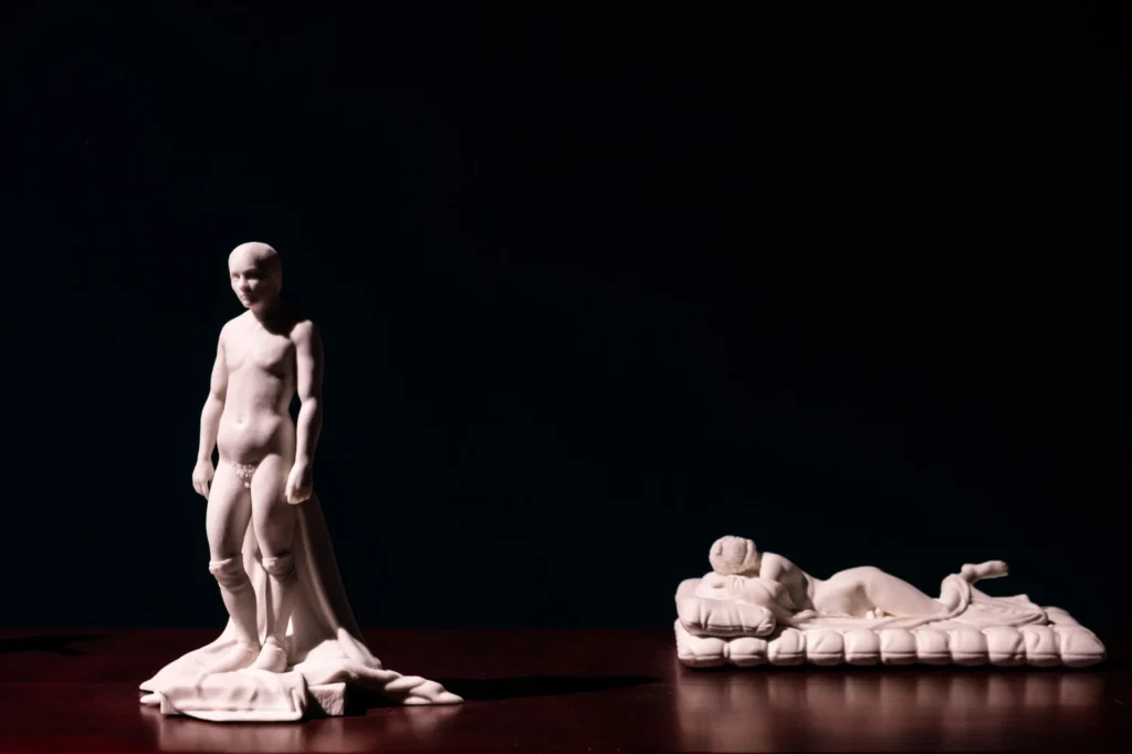 Carlos Motta: Stigmata ofrece una mirada retrospectiva a la obra de Motta, demostrando cómo desafía las normas sociales tradicionales mediante la creación de plataformas discursivas y estrategias estéticas que posibilitan conversaciones en torno al sexo y el género como ejes centrales de la justicia social.