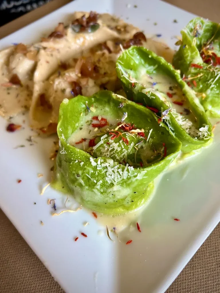 Desde el diciembre 2025, clásicos como la pasta a la carbonara, los espaguetis a la boloñesa, la lasaña, el risotto, el tiramisú, el gelato artesanal, la pizza Margarita, la ensalada Caprese, el aceite de oliva virgen extra o el limoncello son patrimonio Cultural Inmaterial de la Humanidad. 