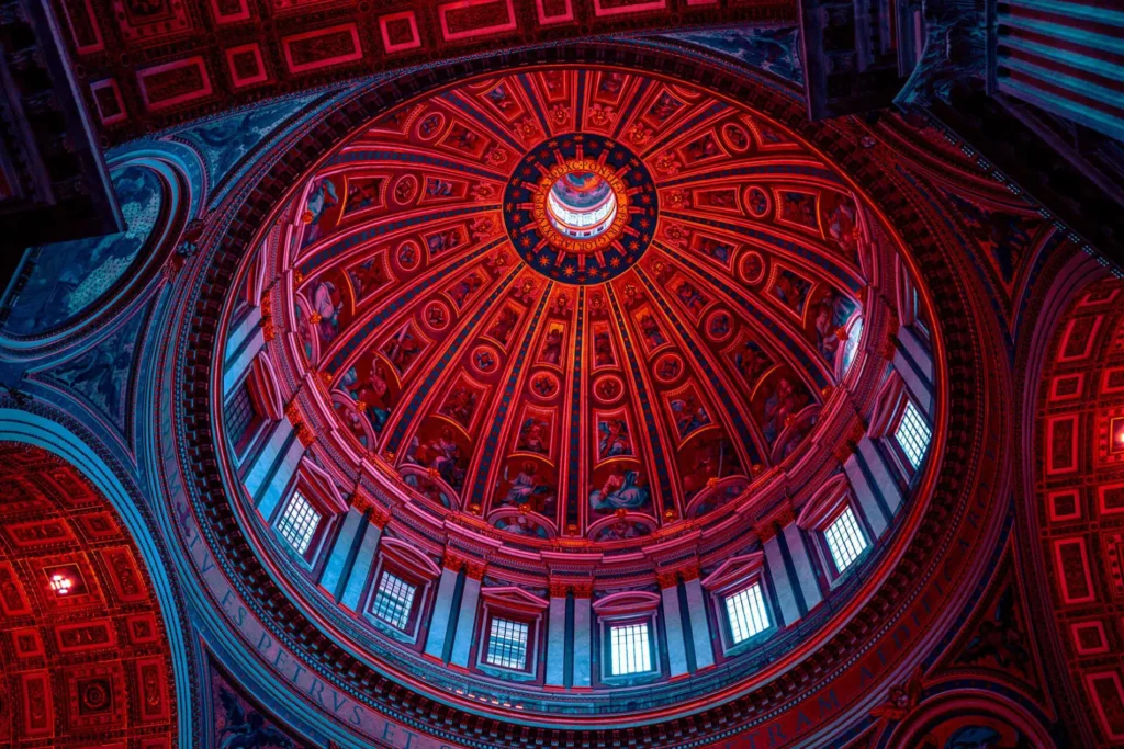 Domo de San Pedro iluminado en rojo y azul con inscripción “S PETRVS ET PAULVS”, reinterpretado por Aishy