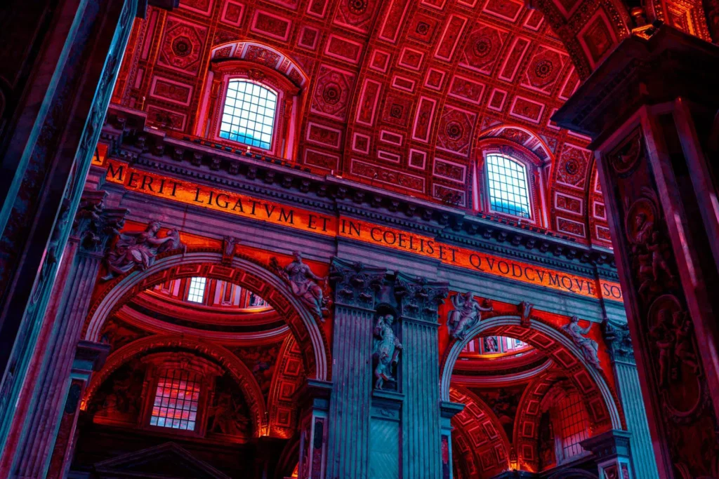 Interior ciberpunk de San Pedro con inscripción dorada “MERIT LIGATVM ET IN COELIS ET QVODCVMOVE SO”, reinterpretado por Aishy