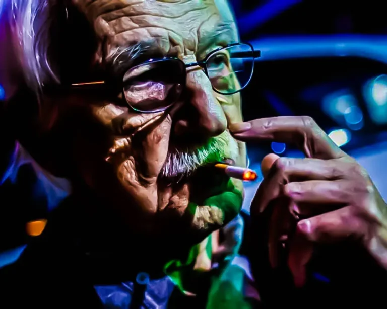 Retrato estilizado de Antonio Escohotado fumando, con iluminación dramática en tonos verdes y púrpuras.
