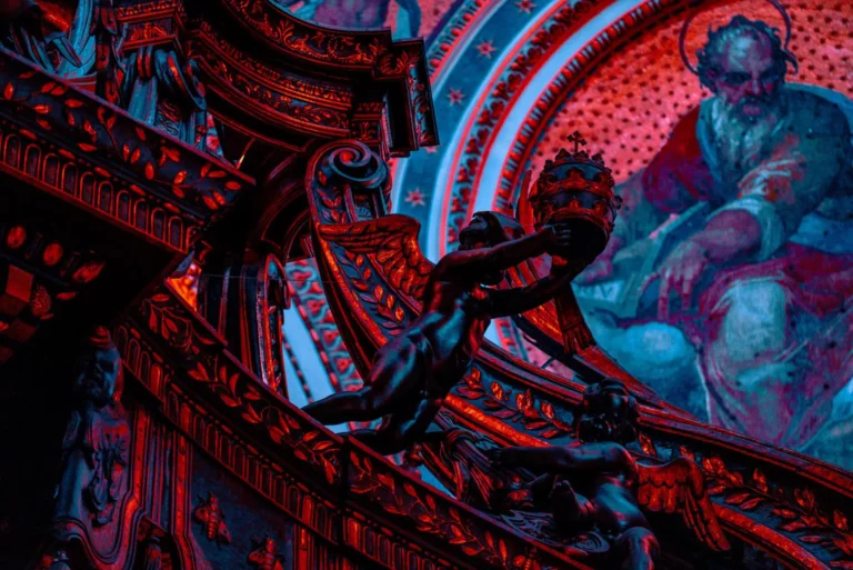 Querubines con tiara papal bajo cúpula estrellada iluminada en rojo y azul, reinterpretado por Aishy