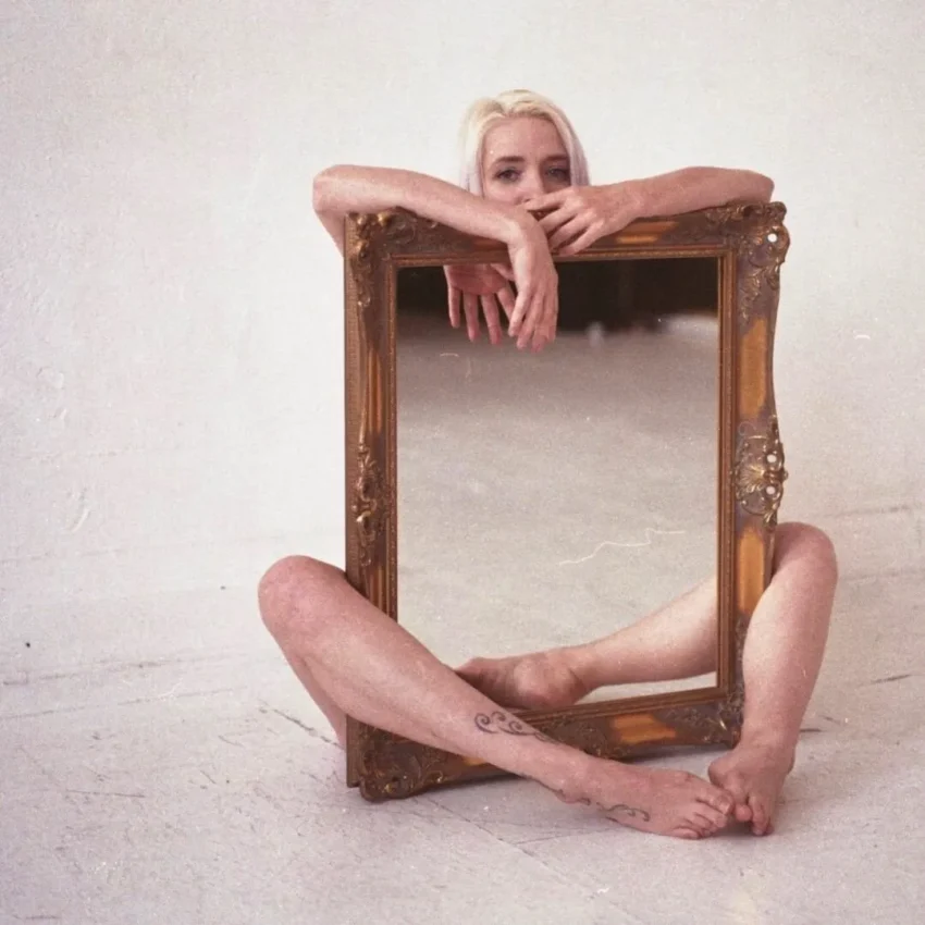 Retrato analógico en Polaroid con espejo ornamentado, cuerpo desnudo y composición introspectiva de Dirk Haas
