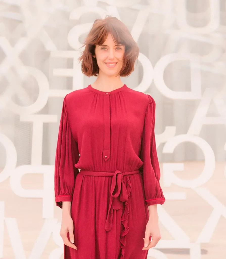 Irene Vallejo Moreu doctora en Filología Clásica por las universidades de Zaragoza y Florencia, su labor se centra en la investigación y divulgación de los autores clásicos; así, por ejemplo, colabora con los periódicos Heraldo de Aragón y El País, donde mezcla temas de actualidad con enseñanzas del mundo antiguo.