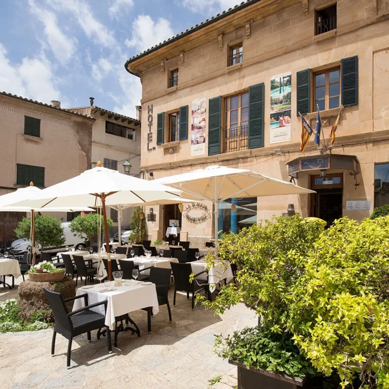 Terraza de La Placeta de Pollença con mesas al aire libre frente al hotel