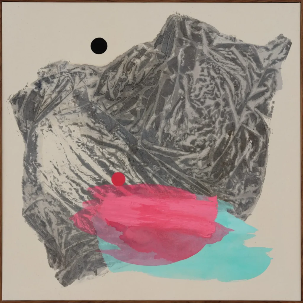 Sigrid Sandström pasa de un paisaje marino turbulento a un amanecer tranquilo a medida, horizontes y formas orgánicas parecen surgir y disolverse, invitando al espectador a una contemplación lenta.