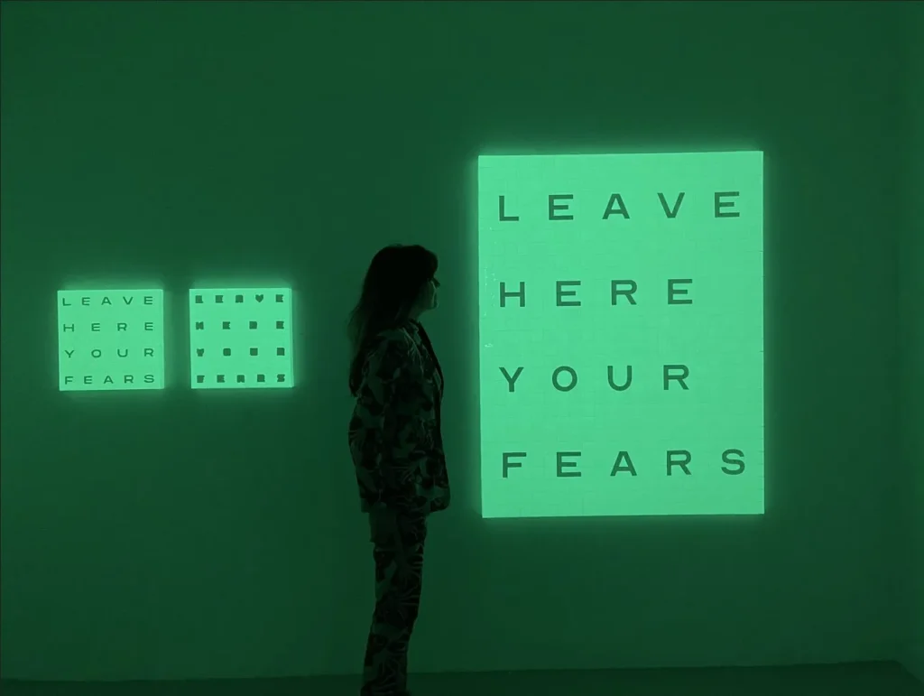 Alicia Framis es considerada una de las creadoras más relevantes de Europa por su compromiso social con las problemáticas que afectan a mujeres y minorías en la sociedad contemporánea.