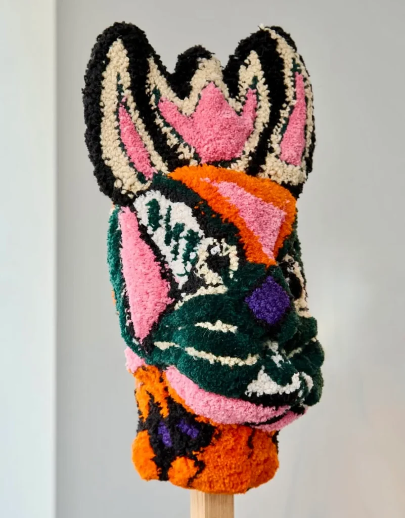 Anna Perach nacida en la antigua Unión Soviética, donde hoy es Ucrania, también su historia personal está marcada por las diferentes culturas en las que ha vivido. Ucrania, Israel, Londres. Este entrelazamiento de ideas caracteriza íntimamente su obra.