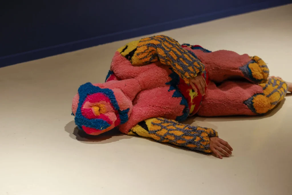 Para Anna Perach, combinar la performance con las instalaciones es también una manera de investigar sobre lo invisible.