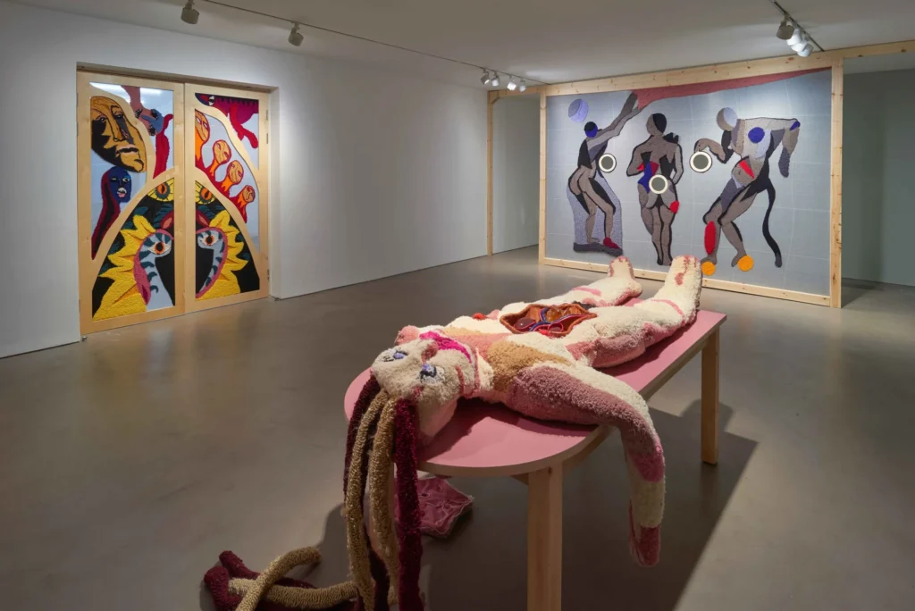 El trabajo Anna Perach entrelaza arquetipos femeninos en híbridos escultóricos para examinar ideas de identidad, género y artesanía.