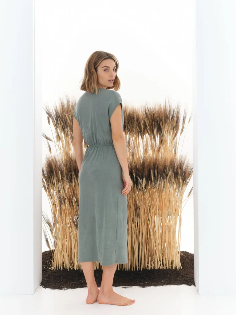 Béhulah es una marca de ropa femenina creada en Barcelona que se distingue por su apuesta firme por la producción local, la calidad y el diseño atemporal.