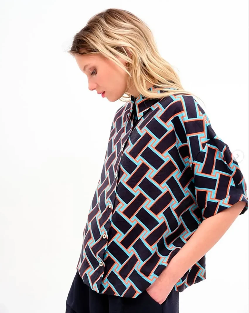 Béhulah es una marca de ropa femenina creada en Barcelona que se distingue por su apuesta firme por la producción local, la calidad y el diseño atemporal.