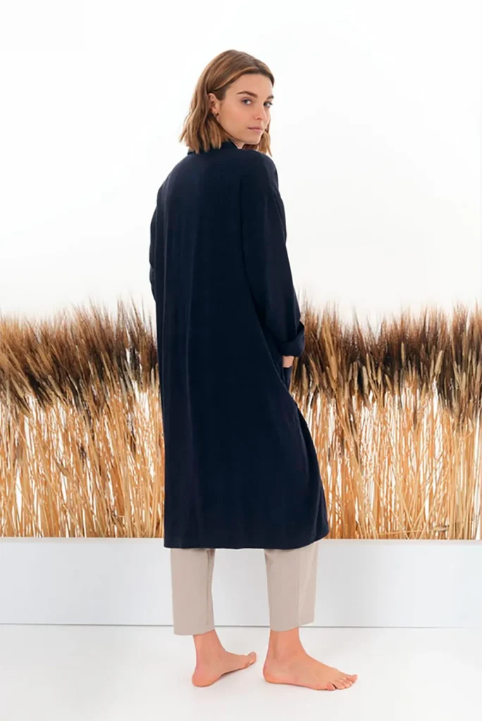 Béhulah es una marca de ropa femenina creada en Barcelona que se distingue por su apuesta firme por la producción local, la calidad y el diseño atemporal.