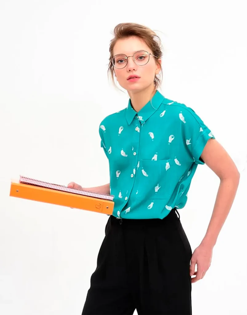 Béhulah es una marca de ropa femenina creada en Barcelona que se distingue por su apuesta firme por la producción local, la calidad y el diseño atemporal.