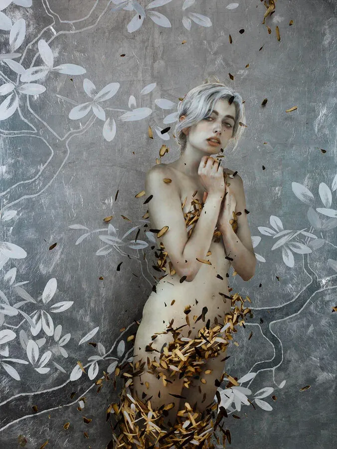 “Figura femenina cubierta por hojas oscuras sobre fondo floral blanco en una composición artística surreal.”
