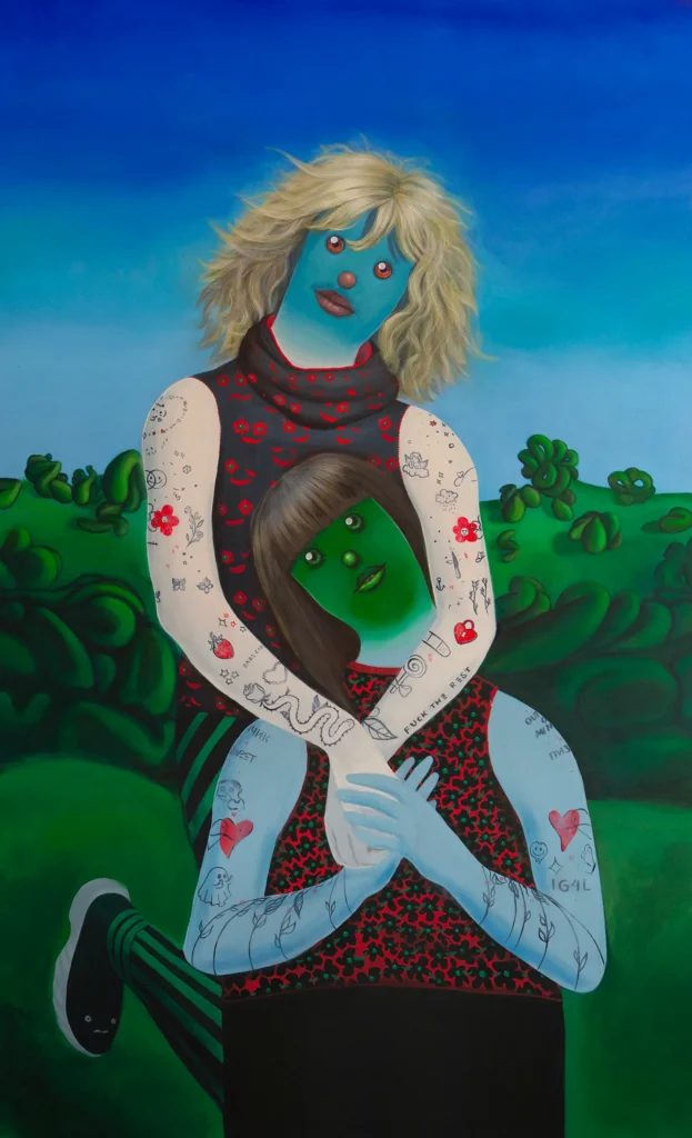 Pintura contemporánea de Natasha Lelenco con dos figuras abrazadas en un paisaje verde