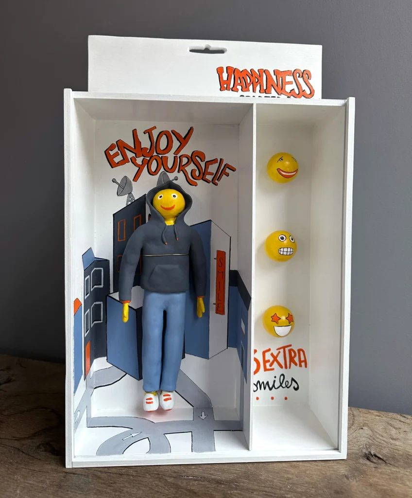 Figura escultórica de Vera Vizzi en estilo pop con cabezas intercambiables