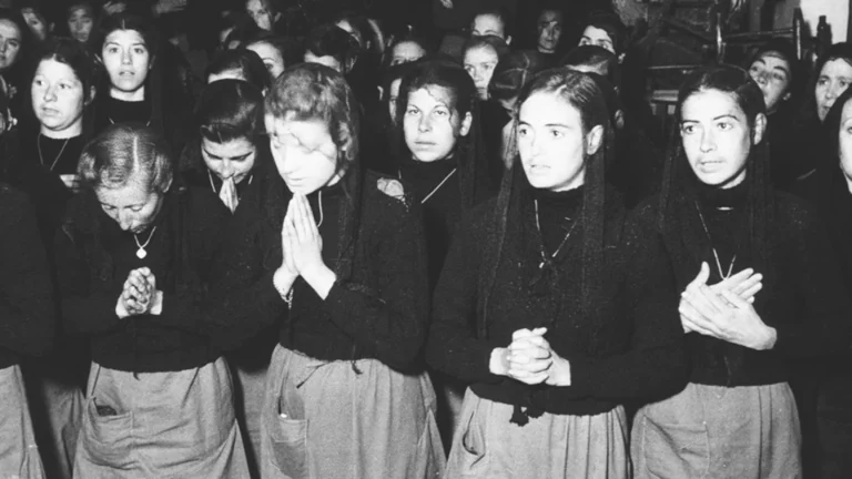 El Patronato todo un sistema de control social dirigido expresamente a amordazar y adoctrinar los cuerpos y mentes de las mujeres que no se ajustaban al modelo que habían teorizado, en sagrada alianza, la Iglesia católica y los jerarcas del régimen.