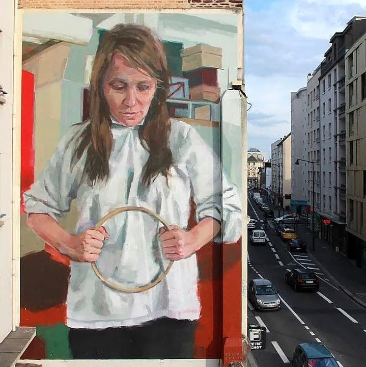 Helen Bur es reconocida por su capacidad para transformar muros en relatos cargados de emoción, ha desarrollado proyectos en múltiples ciudades del mundo, consolidando una trayectoria marcada por el viaje constante y la observación atenta de los contextos sociales que la rodean.