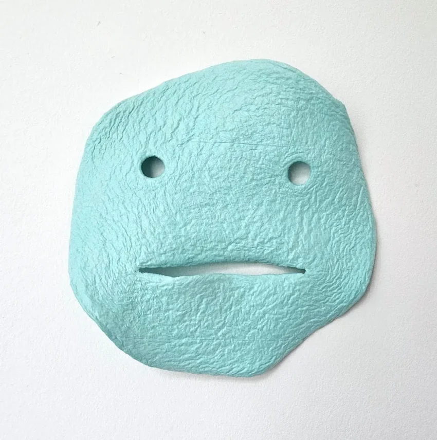 En su práctica artística, Herbert De Colle recurre a signos, códigos y conceptos procedentes de la cultura pop y de subculturas que se han inscrito en la historia cultural reciente.