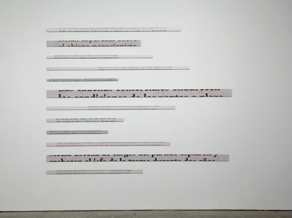 Ignasi Aballí crea un singular juego con el espectador que consiste en la búsqueda de la realidad y de la ficción, de lo visible y de lo invisible, de lo transparente y de lo opaco o de lo que se muestra y lo que se esconce.