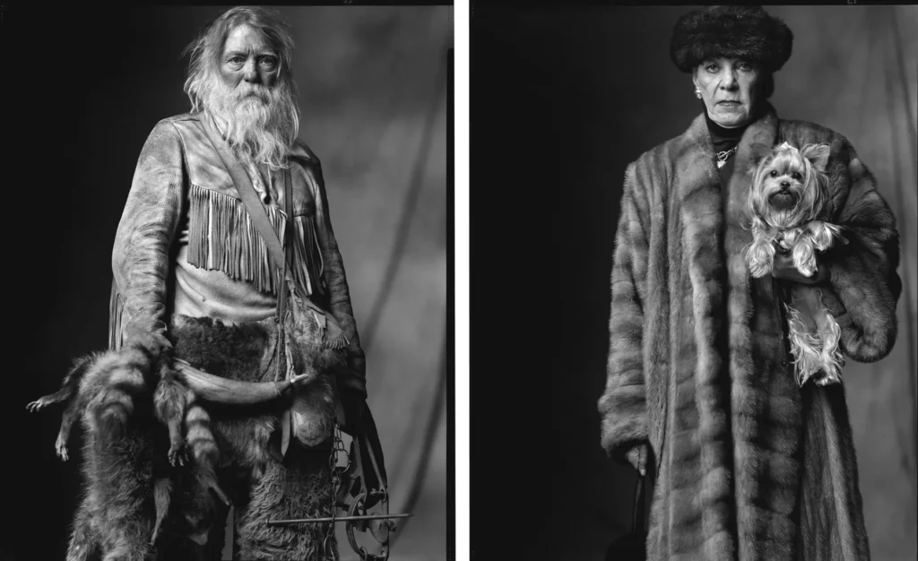 Created Equal, creados iguales, es una serie de retratos en blanco y negro presentados como dípticos, con los que el fotógrafo Mark Laita nos ofrece un muestrario de la sociedad nortemericana en la que las radicales diferencias económicas, ideológicas, estéticas y morales que le son tan características, afloran a partir del diálogo entre las dos imágenes de cada uno de ellos. 