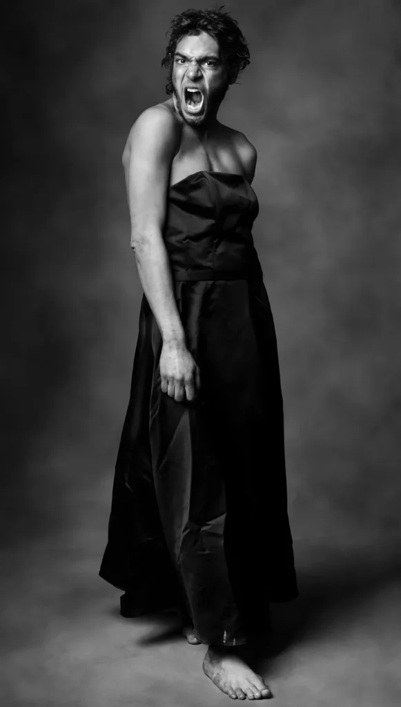 Created Equal, creados iguales, es una serie de retratos en blanco y negro presentados como dípticos, con los que el fotógrafo Mark Laita nos ofrece un muestrario de la sociedad nortemericana en la que las radicales diferencias económicas, ideológicas, estéticas y morales que le son tan características, afloran a partir del diálogo entre las dos imágenes de cada uno de ellos. 