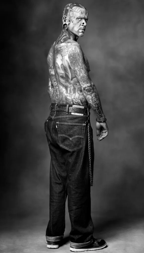 Created Equal, creados iguales, es una serie de retratos en blanco y negro presentados como dípticos, con los que el fotógrafo Mark Laita nos ofrece un muestrario de la sociedad nortemericana en la que las radicales diferencias económicas, ideológicas, estéticas y morales que le son tan características, afloran a partir del diálogo entre las dos imágenes de cada uno de ellos. 