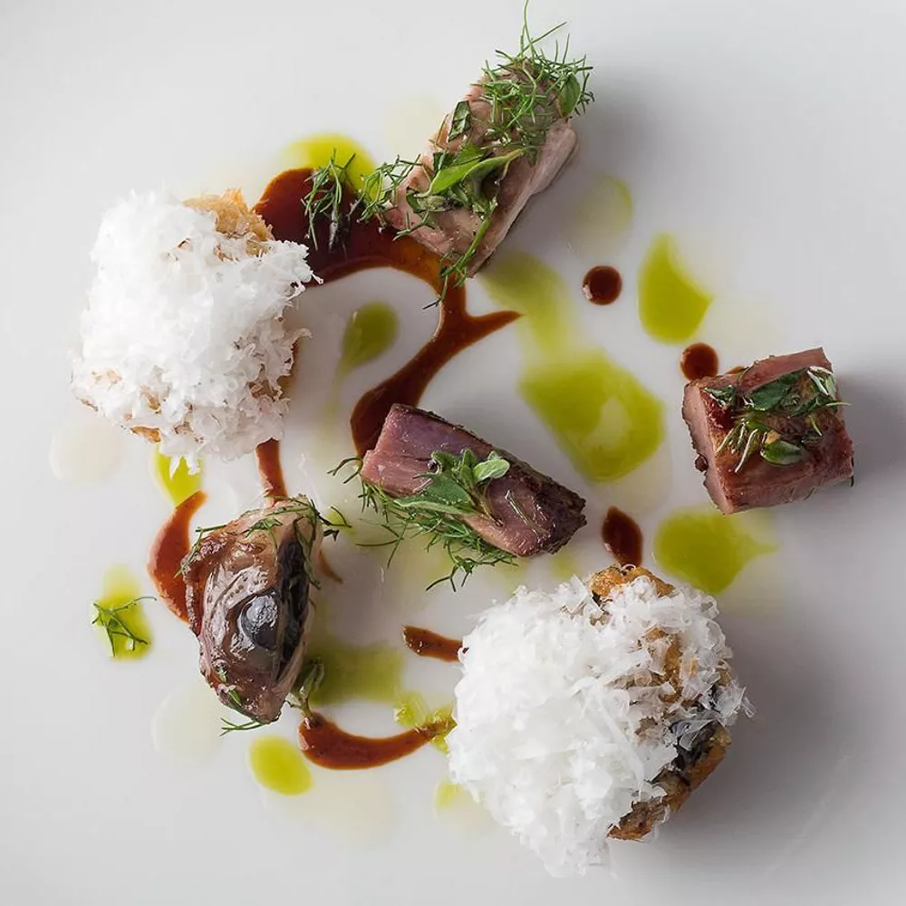 Mauro Uliassi (Uliassi***, Senigallia, Italia), cuya cocina es una expresión contemporánea del litoral adriático: una cocina marinera pura y elegante, donde el producto se trabaja con sensibilidad absoluta. Reinterpreta la tradición desde la emoción -“la abuela es una emoción, no una receta”- decía..