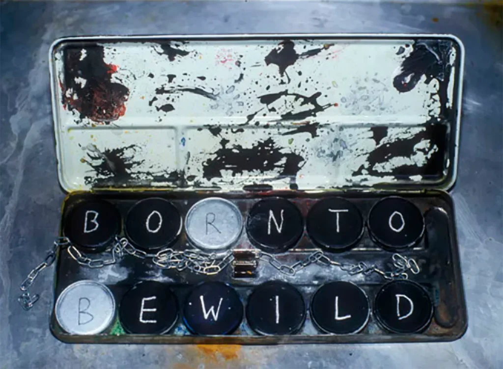 Thomas Kapielski nació en Berlín-Charlottenburg en 1951. Estudió Geografía, Filosofía y Teoría Musical y, como artista, músico, performer y autor, formó parte de la escena literaria bohemia del Berlín Occidental. Pasó de ser un autor de culto casi secreto a convertirse en un escritor de referencia con los libros »Davor kommt noch«.