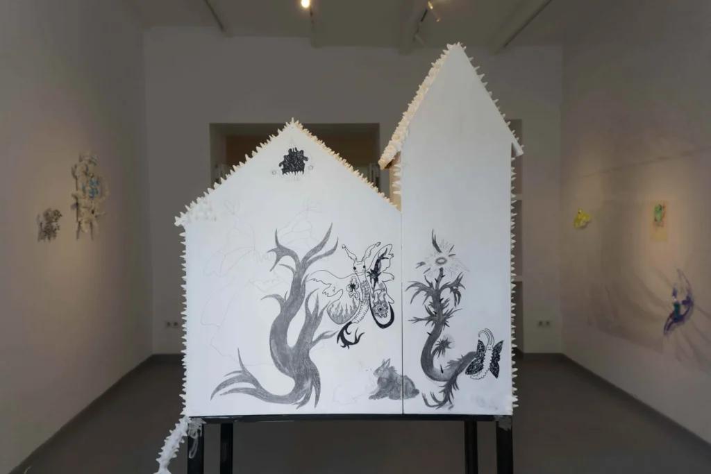 Siendo el tema de la exposición el umbral difuso entre la adolescencia y la adultez, Salome Jokhadze nos habla de toda la incertidumbre, la confusión y la permanente duda de uno mismo que son tan intrínsecas a esta fase de transición.