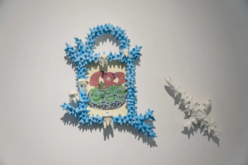 Siendo el tema de la exposición el umbral difuso entre la adolescencia y la adultez, Salome Jokhadze nos habla de toda la incertidumbre, la confusión y la permanente duda de uno mismo que son tan intrínsecas a esta fase de transición.