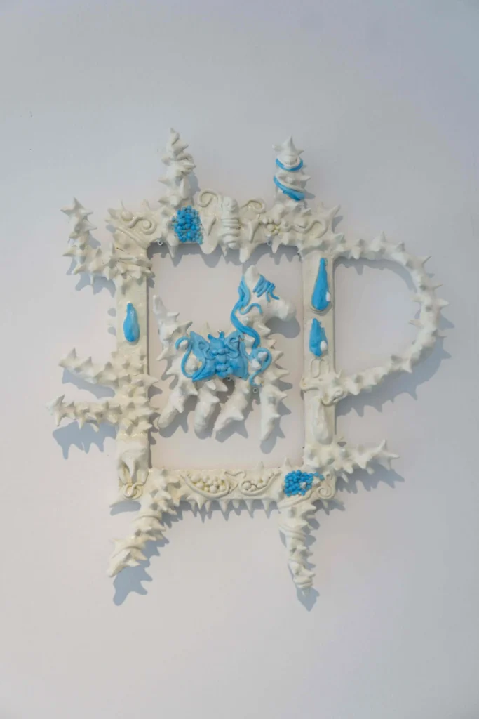 Siendo el tema de la exposición el umbral difuso entre la adolescencia y la adultez, Salome Jokhadze nos habla de toda la incertidumbre, la confusión y la permanente duda de uno mismo que son tan intrínsecas a esta fase de transición.