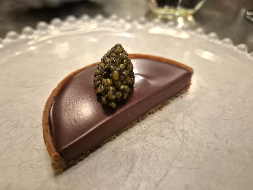 Bruno Verjus (Table Bruno Verjus**, París), octavo del mundo en la lista The50Best, un autodidacta culto, hedonista y libre. No sigue reglas, no repite fórmulas: recibe cada mañana lo que sus productores le envían, a menudo sin pedirlo, y con esa despensa imprevisible construye una cocina esencial que huye del artificio.