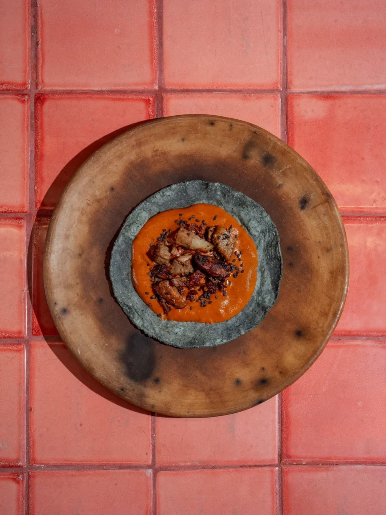 Santiago Moctezuma piensa el taco como territorio y teoría: en Maizajo, la tortilla puede ser plato, cuchara o campo de batalla silencioso entre tradición y diseño. Aquí el maíz encuentra belleza en la simplicidad radical y en la mordida exacta.