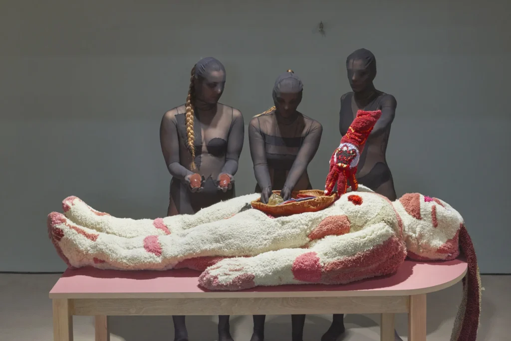 Anna Perach explora la sombra de la relación entre la mujer y el hogar como quien desciende a una habitación cerrada desde hace siglos.