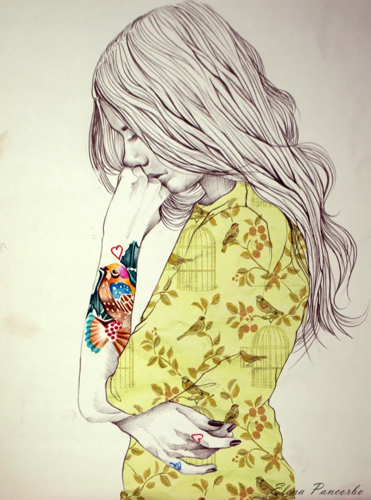 Ilustración de una mujer en pose introspectiva con vestido amarillo estampado y tatuaje de pájaro, obra de Elena Pancorbo.